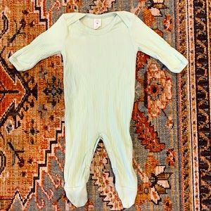 Kate quinn onesie size 6-9 months EUC